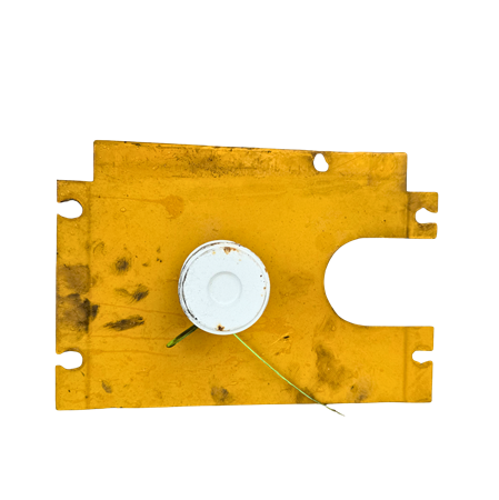 Plåt över motor vid ljuddämpare